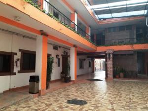 an empty building with a courtyard with plants at Hotel Imperial Jojutla in Jojutla de Ju&aacute;rez