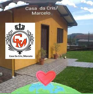 ein Haus mit einem Schild davor in der Unterkunft Casa da Cris/Marcelo in Gramado