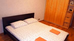 モスクワにあるApartment Na 3ey Marinoy Roshiのベッドルーム1室(オレンジボックス付きのベッド1台付)