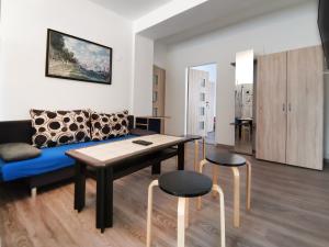 een woonkamer met een bank, een tafel en stoelen bij byt s balkonem in Žatec