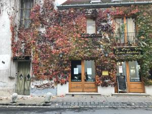 un edificio con un ramo de flores. en Central Vendégház en Baja