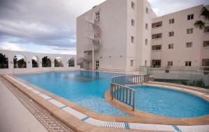 une grande piscine en face d'un bâtiment dans l'établissement El Kantaoui Center, à Sousse