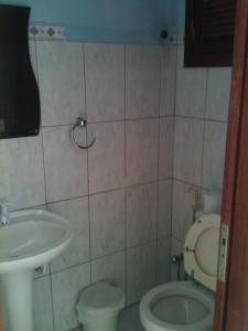 a bathroom with a toilet and a sink at PontaNegra Ponta do Sol 5D Luciene Vista deslumbrante para o mar in Natal