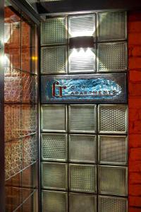 Four Rooms City في خاركوف: مجموعة أبواب زجاجية عليها علامة