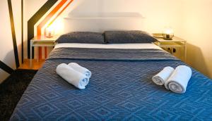 - une chambre avec un lit et des serviettes dans l'établissement Modern Suite City Center, à Vienne