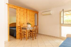 um quarto com uma mesa e cadeiras e uma cama em Argentario Garden House em Albinia