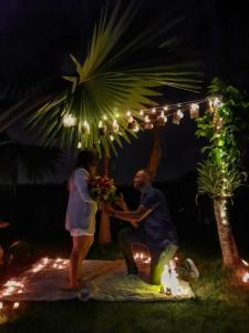 um homem dando a uma mulher um ramo de flores em Sítio Flora Rei em Holambra