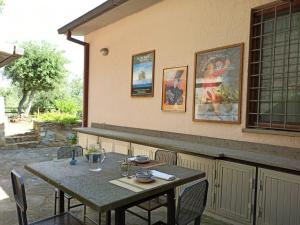ein Tisch und Stühle auf einer Terrasse in der Unterkunft Primo Sole in Castiglione della Pescaia