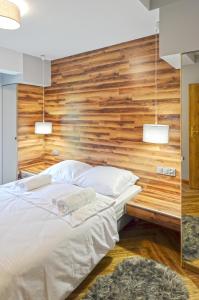Postel nebo postele na pokoji v ubytování Sun&Sport Apartament AURUM prywatna sauna w cenie