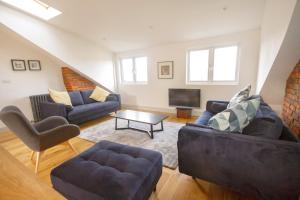 ein Wohnzimmer mit 2 Sofas und einem TV in der Unterkunft The Loft Winchester in Winchester