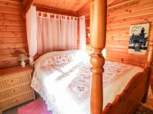 Giường trong phòng chung tại Camellias at Magnolia Lake