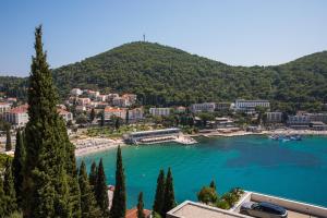vista sulla città e sul lago con montagna di Apartment Vista 1 a Dubrovnik