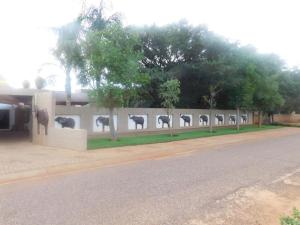 una pared con estatuas de elefantes al costado de una carretera en Fouriestreet 199 Bed and Breakfast en Mokopane
