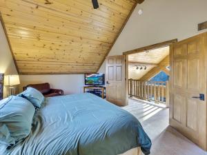 Ένα ή περισσότερα κρεβάτια σε δωμάτιο στο 832 Mountain Cabin
