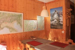 una habitación con una mesa y mapas en la pared en Comfortable Apartment With Terrace In Chamonix en Chamonix-Mont-Blanc