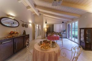 una cucina e una sala da pranzo con tavolo e sedie di Agriturismo Ca' Poldo ad Ancona