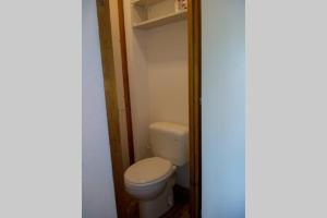 Cette petite chambre comprend une salle de bains pourvue de toilettes. dans l'établissement Au Pied des Pistes B31, Chaleureux studio 4 pers, vue sur la vallée imprenable avec WIFI, DRAPS NON COMPRIS, à Saint-Jean-dʼAulps