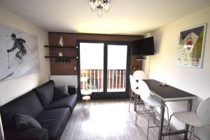 Χώρος καθιστικού στο Au Pied des Pistes B31, Chaleureux studio 4 pers, vue sur la vallée imprenable avec WIFI, DRAPS NON COMPRIS