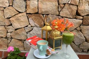 una mesa con una taza de café y una copa de vino en NATURAL DREAM APARTMENT BLUE WIFI, en Tarifa
