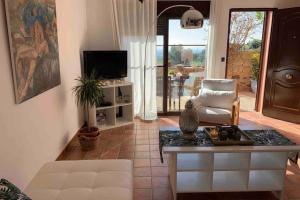 sala de estar con sofá, mesa y TV en NATURAL DREAM APARTMENT BLUE WIFI, en Tarifa