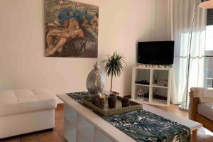TV a/nebo společenská místnost v ubytování NATURAL DREAM APARTMENT BLUE WIFI