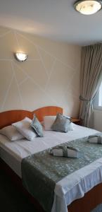 Postel nebo postele na pokoji v ubytování M7 Villa Bed& Bistro