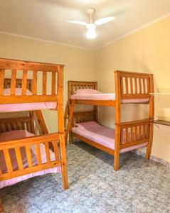 Zimmer mit 3 Etagenbetten und einer Decke in der Unterkunft Pousada Maktüb in Peruíbe