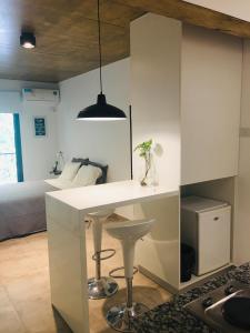 eine Küche mit einem Schreibtisch und ein Bett in einem Zimmer in der Unterkunft Studio II in Belén de Escobar