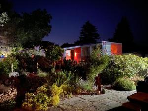 uma casa com muitas plantas à frente dela em mein kleinHOTEL em Herbstein