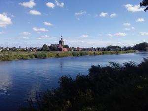 Výhled na řeku, která protéká v blízkosti hotelu
