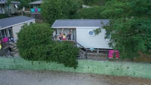 eine Gruppe von Menschen, die auf der Veranda eines Hauses stehen in der Unterkunft Residence de Plein Air Panoramique à la Porte des Gorges du Verdon in Castellane