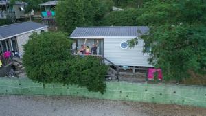 een groep mensen die op de veranda van een huis staan bij Residence de Plein Air Panoramique à la Porte des Gorges du Verdon in Castellane