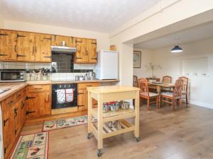 Η κουζίνα ή μικρή κουζίνα στο Rose Cottage +15 φωτογραφίες