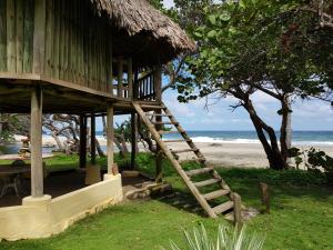 a staircase leading up to a hut on the beach at Ecolodge Playa Brava Teyumakke in Calabazo