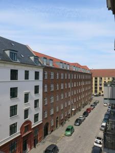 ariaal uitzicht op een parkeerplaats voor een gebouw bij ApartmentInCopenhagen Apartment 1376 in Kopenhagen