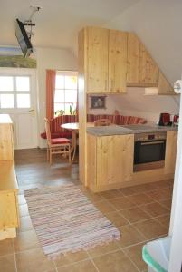 een keuken met houten kasten en een tafel bij Ferienwohnung Zetzhirsch in Weiz