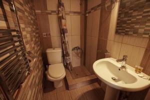 a small bathroom with a toilet and a sink at Kallinikos Guesthouse in Kato Loutraki