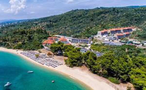 - une vue aérienne sur une plage avec un complexe dans l'établissement Lagomandra Hotel and Spa, à Lagomandra