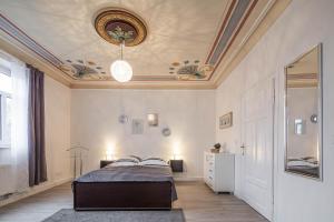- une chambre avec un lit et un plafond dans l'établissement Lieblingsplatz Heroldsberg, à Heroldsberg