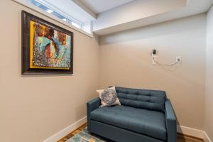 Gallery image of Bougainvillea DC 2 bedrooms 2 bathrooms plus den with twin sofa bed and queen sofa bed in living room in Washington