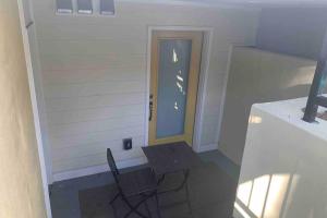 Gallery image of Bougainvillea DC 2 bedrooms 2 bathrooms plus den with twin sofa bed and queen sofa bed in living room in Washington