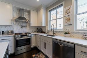 Gallery image of Bougainvillea DC 2 bedrooms 2 bathrooms plus den with twin sofa bed and queen sofa bed in living room in Washington