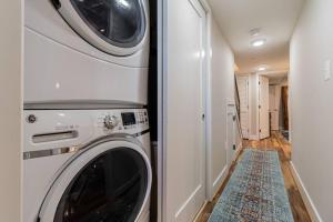 - une buanderie avec un lave-linge et un sèche-linge dans l'établissement Bougainvillea DC 2 bedrooms 2 bathrooms plus den with twin sofa bed and queen sofa bed in living room, à Washington