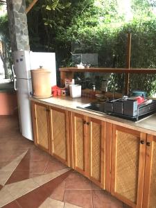 una cucina con lavello e frigorifero di Lake Front Suite at Los Elementos a Santa Cruz La Laguna