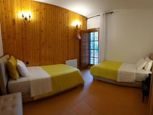 una camera d'albergo con due letti e una finestra di Palmeraie skhirat1 a Skhirat