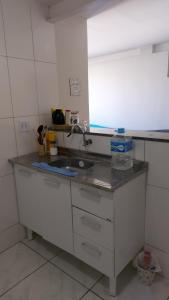 a kitchen with a sink and a counter top at Barato e confortável AP 104 in Novo Horizonte +6 photos