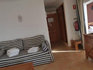 Ruang duduk di Cabanas de Tavira Quinta Velha Jolie 215 by Algarent