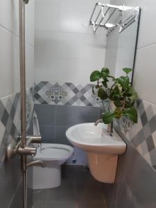 un bagno con lavandino, water e specchio di My Dream Hotel a Da Lat
