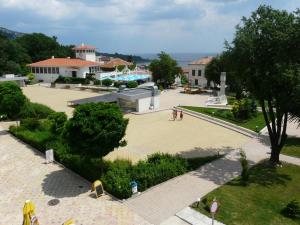 einen Blick über einen Park mit Pool in der Unterkunft Family Hotel Balchik in Baltschik