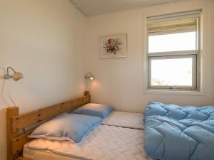 En eller flere senge i et værelse på Holiday home Fanø CLV